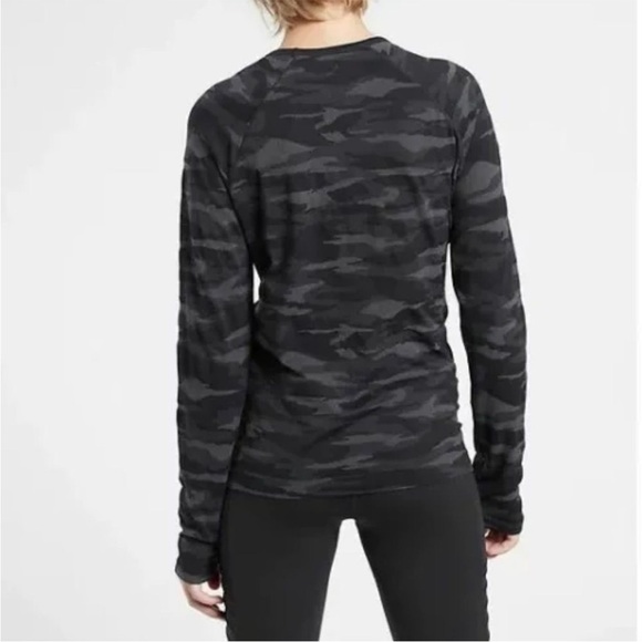 ATHLETA GIRL Black Gray Camouflage Camo Power Up Seamless Thumbhole Top Large - Picture 3 of 12